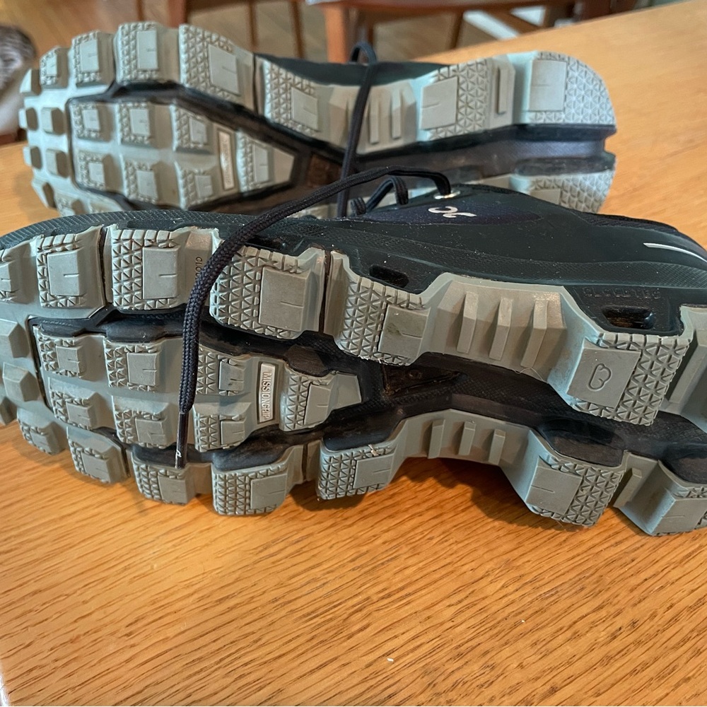 On cloudventure women’s size 7.5. Color black/cobble.